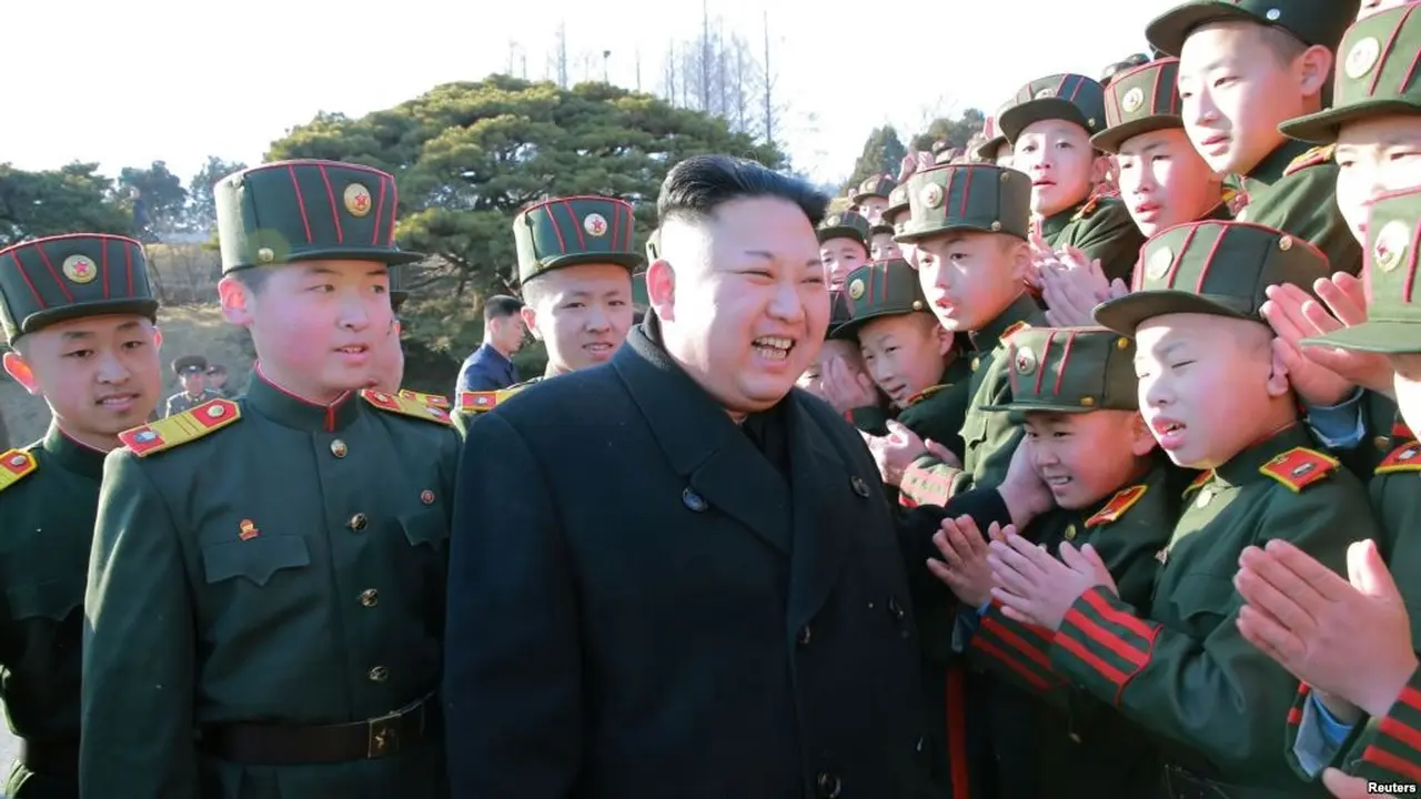 Presiden Korea Utara Kim Jong Un bersama anak-anak
