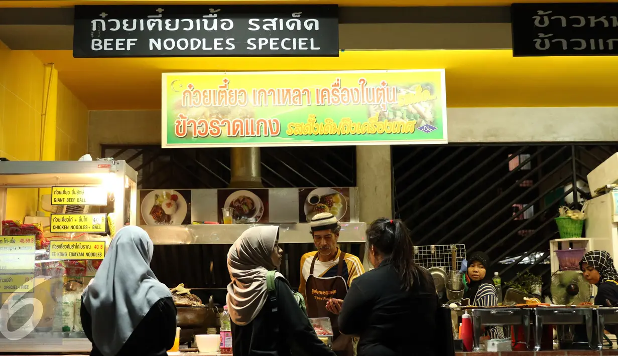 Pengunjung antre membeli makanan bernuansa melayu di Mini Plaza Ramkhamhaen 59, Bangkok Thailand, Jumat (16/12). Menu makanan bernuansa islami tersebut dijual dikisaran 40 hingga 50 bath atau setara Rp 18.000,-. (Liputan6.com/Helmi Fithriansyah)