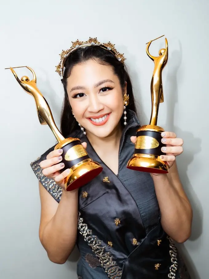 Tampilan Dress Up Para Musisi Hadir di AMI Awards