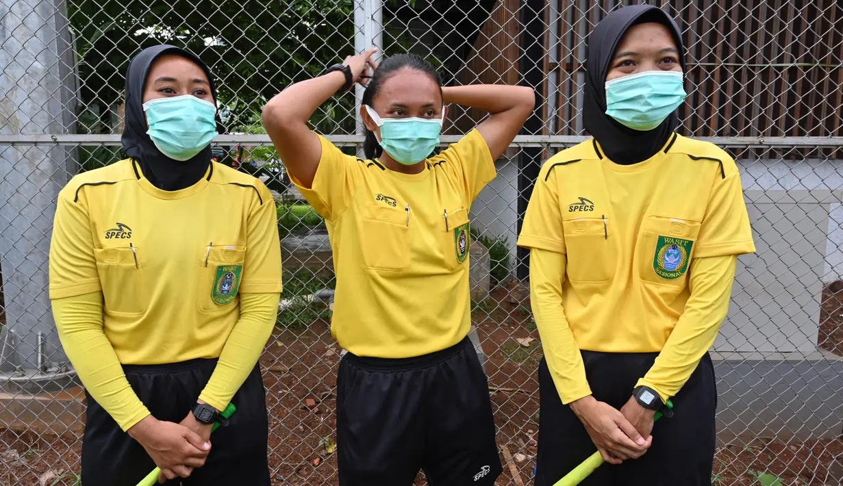 Wasit dan asisten wasit wanita melakukan persiapan untuk memompin pertandingan timnas perempuan Indonesia dalam memperingati Hari Perempuan Sedunia di Jakarta. (Foto: AFP/Adek Berry)