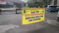 Nampak sebuah poster pengumuman penutupan Kantor Dinas PUPR Garut, Jawa Barat, akibat salah seorang pejabatnya positif terpapar Covid-19. (Liputan6.com/Jayadi Supriadin)
