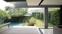 Halaman belakang dengan vertical garden di sekeliling kolam renang, hunian karya SUB Architect. (dok.
Arsitag.com/Dinny Mutiah)