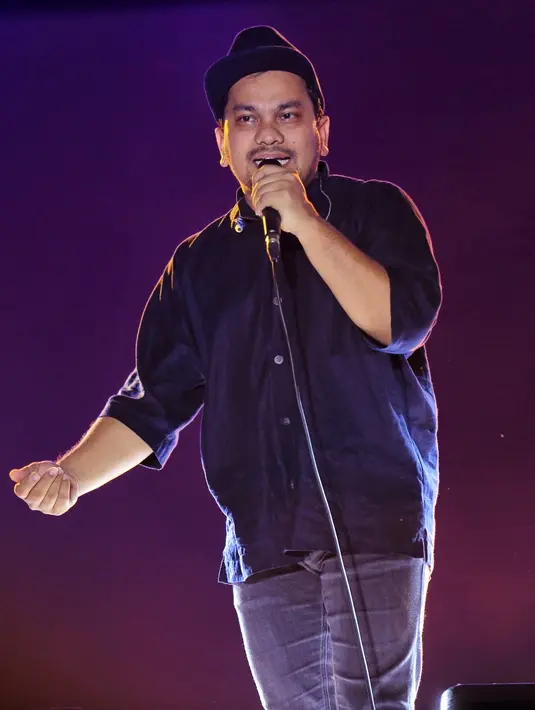 Tak ayal mendengar itu smeua, para penonton semakin bersora ramai mendengarnya. Mereka juga asik bergoyang saat mendengar lagu dalam versi dangdut tersebut. (Adrian Putra/Bintang.com)