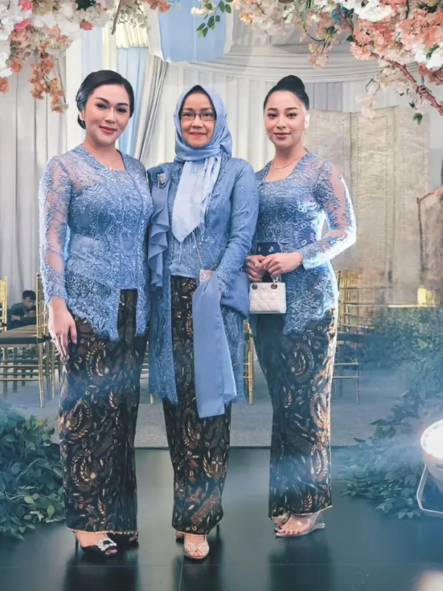 Nikita Willy Kenakan Kebaya Baby Blue. [@herajusi]