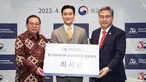 Pelantikan Choi Siwon Super Junior sebagai Dita Hubungan Diplomatik Korea Selatan dan Indonesia ini tak lepas dari sorotan netizen. Pasalnya, pria kelahiran 7 April 1986 ini disebut mampu memberikan kontribusi besar terhadap hubungan bilateral terkait dengan hal budaya. (Liputan6.com/IG/@koremb.idn)