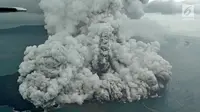 Aktivitas Gunung Anak Krakatau dari udara yang terus mengalami erupsi, Minggu (23/12). Tsunami yang menerjang wilayah Selat Sunda, Pandeglang, Serang, dan Lampung Selatan merusak ratusan bangunan dan kapal. (Liputan6.com/Pool/Susi Air)