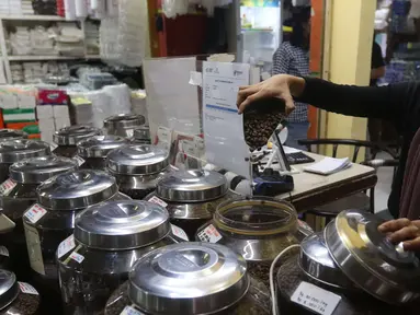 Pekerja menyortir biji kopi di sebuah gerai kopi di Jakarta, Jumat (19/11/2021). Data Gabungan Eksportir Kopi Indonesia mencatat ekspor kopi secara Nasional sepanjang Januari-Juli 2021 mencapai 294.243 ton atau naik 2,63% dibandingkan dengan periode yang sama tahun lalu. (Liputan6.com/Angga Yuniar)