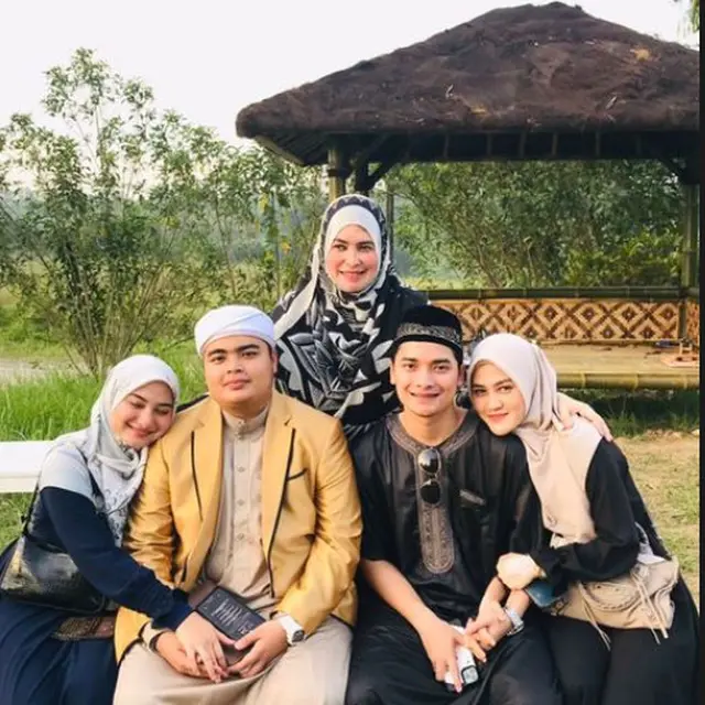 6 Potret Alvin Faiz dan Henny Rahman Usai Menikah, Ziarah ke Makam Ustaz Arifin Ilham