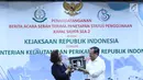 Menteri Kelautan dan Perikanan Susi Pudjiastuti memberikan cenderamata kepada Jaksa Agung HM Prasetyo saat serah terima kapal Silver Sea 2 (SS2) di Jakarta, Kamis (14/2). SS2 merupakan kapal sitaan asal Thailand. (Liputan6.com/Immanuel Antonius)
