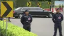 Sebuah limusin dengan bendera Korea Utara yang diyakini membawa Kim Jong-un melintasi jalanan di Singapura, Minggu (10/6). Kedatangan Kim menjelang pertemuan bersejarah dengan Presiden AS, Donald Trump pada Selasa mendatang. (AP Photo)