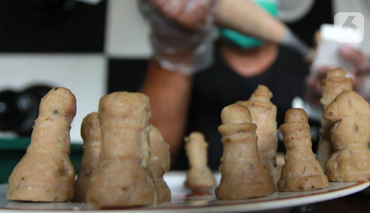 Jodi Purnama melakukan proses penyelesaian pembuatan bakso daging sapi yang berbentuk bidak catur di Bintaro, Senin  (18/11/2019). Bakso daging sapi berbentuk bidak catur dijual mentah dengan harga Rp. 15 ribu/set  terdiri dari enam model bidak catur. (merdeka.com/Arie Basuki)