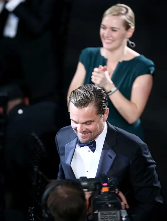 Aktris Kate Winslet bertepuk tangan untuk Leonardo DiCaprio saat menyabet penghargaan sebagai aktor terbaik dalam film 'The Revenant' di Screen Actors Guild Awards di Los Angeles, 30 Januari 2016 (Christopher Polk/Getty Images untuk Turner/AFP) 