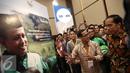 Presiden Joko Widodo berbincang dengan pendiri Go-Jek Nadiem Makarim usai pembukaan Indonesia Fintech Festival & Conference di Tangerang, Selasa (30/8). Fintech merupakan industri jasa keuangan berbasis teknologi digital. (Liputan6.com/Faizal Fanani)