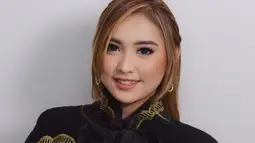 Potretnya yang sedang mengenakan makeup ini pun kerap menjadi perhatian netizen. Pedangdut muda asal Jember, Jawa Timur ini kerap dipuji karena penampilannya yang makin memesona. (Liputan6.com/IG/@lebbywilayati)