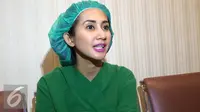Tak Ada Kabar Nikah, Tiba-tiba Cut Memey Khitankan Anak