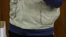 Petugas Komisi Pemberantasan Korupsi (KPK) menunjukkan barang bukti penangkapan Wakil Ketua DPRD Provinsi Jawa Timur 2019-2024, Sahat Tua P. Simandjuntak bersama tiga orang lainnya di Gedung Merah Putih KPK, Jakarta, Kamis (15/12/2022). KPK menyita barang bukti berupa uang dalam pecahan rupiah, dolar Singapura dan dolar Amerika dengan nilai seluruhnya Rp1 miliar. (Liputan6.com/Helmi Fithriansyah)