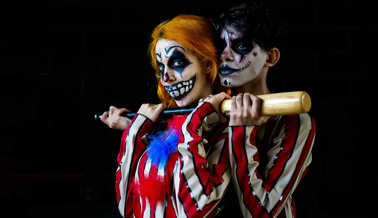 Peserta berpose dengan kostum dan dandanan menyerupai zombie selama acara Zombie Walk di Sao Paulo, Brasil, Sabtu (2/11/2019). Ratusan orang turun ke jalan memakai kostum karakter horor pada acara tahunan yang digelar sejak 2006 pada Hari Para Arwah. (Miguel SCHINCARIOL / AFP)