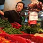 Pedagang merapikan barang dagangannya di Tebet, Jakarta, Senin (3/10). Secara umum, bahan makanan deflasi tapi ada kenaikan cabai merah sehingga peranannya mengalami inflasi. (Liputan6.com/Angga Yuniar)