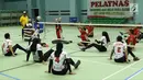 Atlet bola voli duduk putri Asian Para Games Indonesia saat berlatih di Gelora Bung Karno Arena, Jakarta, Rabu (26/9). Latihan ini merupakan pelatnas voli duduk putri Indonesia setelah sebelumnya berlatih di Solo. (Liputan6.com/Helmi Fithriansyah)