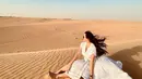 Dubai, memang menjadi salah satu tempat yang memiliki banyak daya tarik wisata untuk dikunjungi para selebriti Indonesia. Memiliki sebuah bangunan pencakar langit yang ikonik, seperti Burj Khalifa, momen seru bermain di padang gurun memang tidak bisa dilewatkan seperti potret Aura Kasih ini. (Liputan6.com/IG/aurakasih)