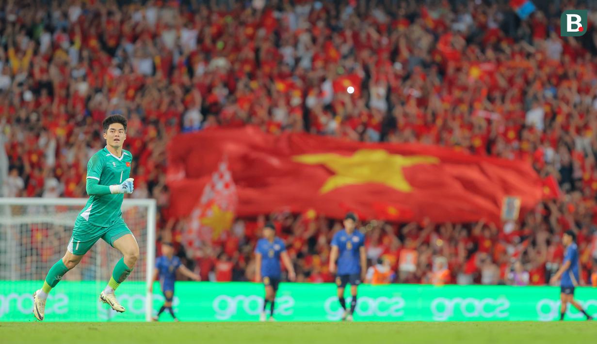 Suporter Timnas Vietnam U-22 mengibarkan bendera besar saat melawan Thailand U-22 pada final cabang olahraga sepak bola putra SEA Games 2025 yang berlangsung di Stadion Rajamangala, Bangkok, Thailand, Kamis (18/12/2025). (Bola.com/Bagaskara Lazuardi)