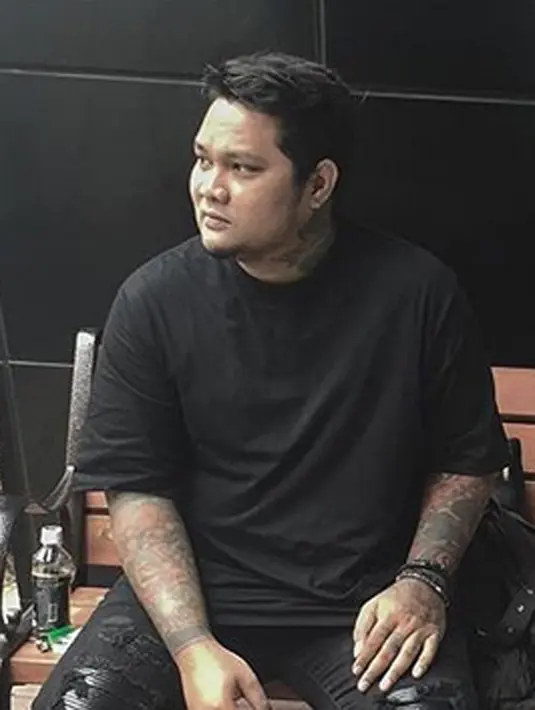 Penolakan menjadi anggota kepolisian dilakukan Virgoun lantaran ingin memilih jalan hidupnya sendiri. Setelah berhasil menolak, akhirnya ia memilih melanjutkan sekolah seni dan berusaha untuk menjadi diri sendiri. (Instagram/virgoun_)