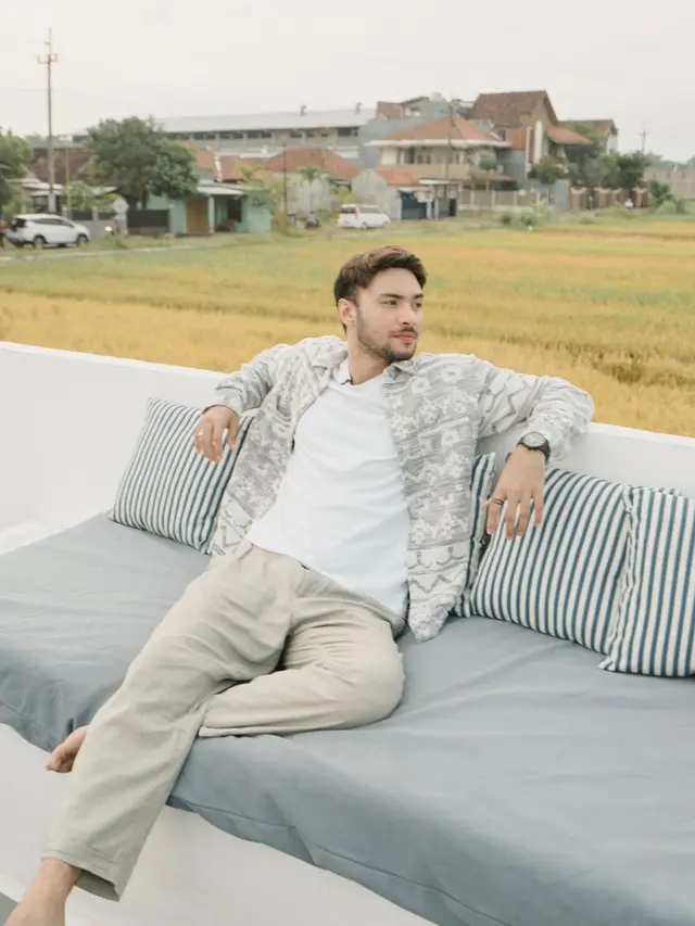 Potret OOTD Refal Hady saat Liburan, Tampil Kasual dan Simpel