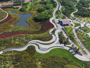 Foto dari udara menunjukkan pemandangan objek wisata di Donghu, Distrik Kaiping, Kota Tangshan, Provinsi Hebei, China, 17 September 2020. Tangshan membersihkan 72 perusahaan penyebab polusi dan 327 pekarangan yang terbengkalai tanpa pemilik di Donghu sejak 2018. (Xinhua/Yang Shiyao)