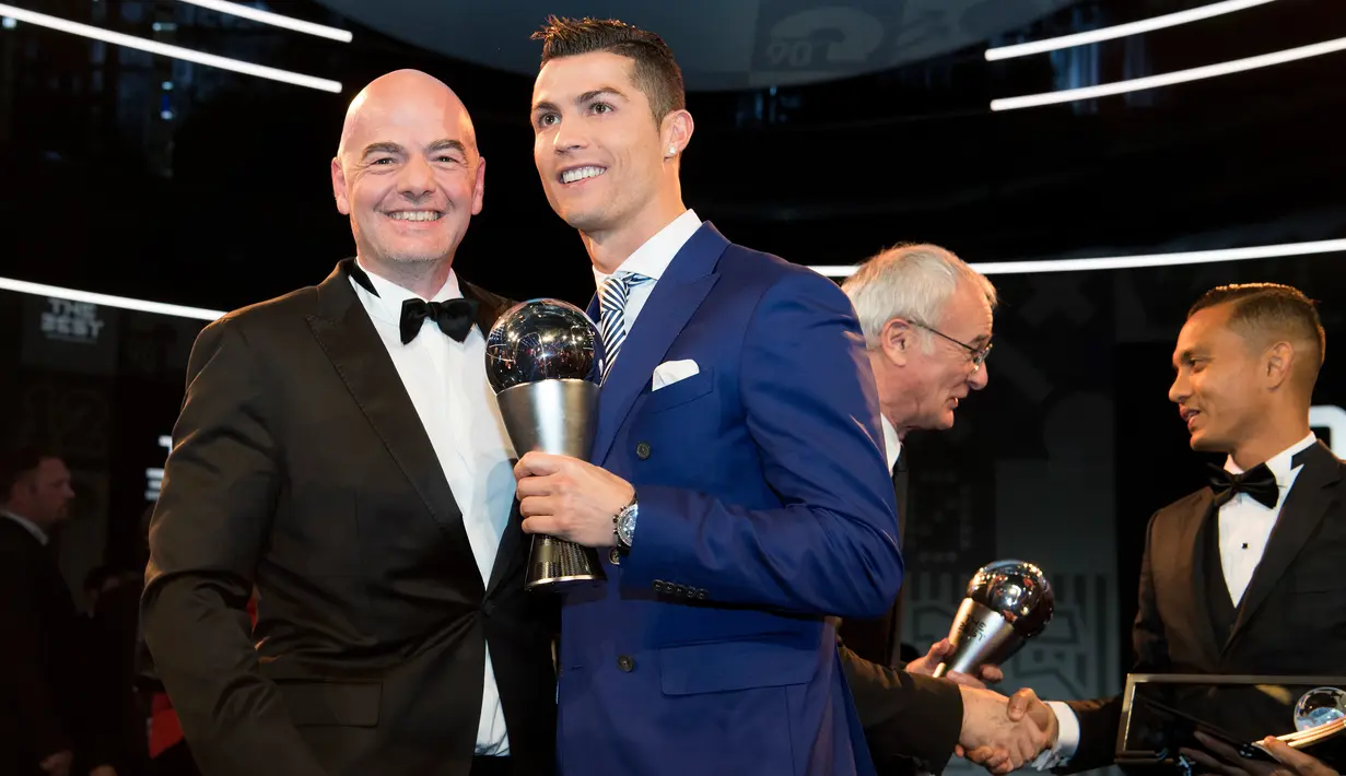 Bintang Real Madrid asal Portugal, Cristiano Ronaldo berpose bersama Presiden FIFA Gianni Infantino usai menerima trofi Pemain Terbaik Dunia FIFA 2016 pada acara Best FIFA Football Awards di Zurich, Senin (9/1). (Ennio Leanza/Keystone via AP)