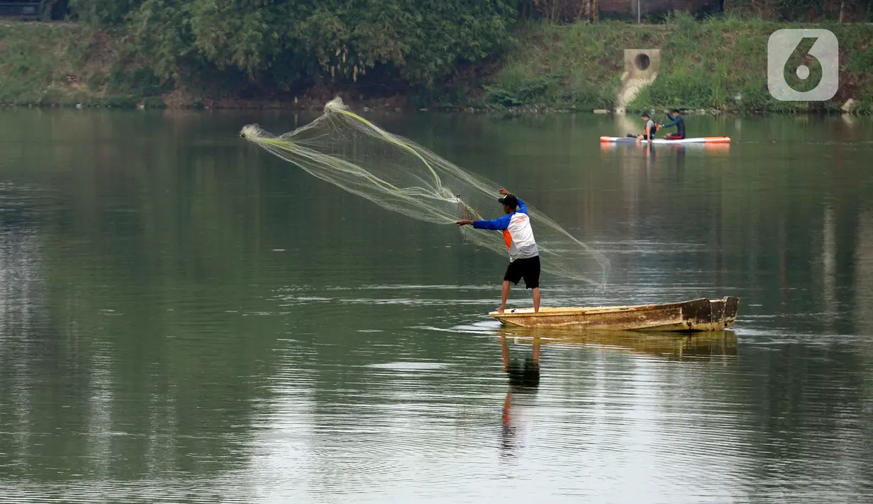 Warga sekitar Situ Gintung mencari ikan Nila, Mujahir, Gabus mengunakan jaring dan jala di cirendeu, Ciputat Timur, Tangerang Selatan, Banten, Kamis (13/8/2020). Selain dimanfaatkan warga mencari ikan Situ Gintung juga sebagai objek wisata ekonomis. (merdeka.com/Dwi Narwoko)