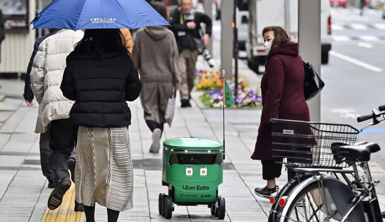 <p>Robot Uber Eats dikembangkan Mitsubishi Electric bersama perusahaan rintisan AS Cartken diuji coba mengantarkan makanan dari beberapa restoran di Jepang. (Richard A. Brooks/AFP)</p>