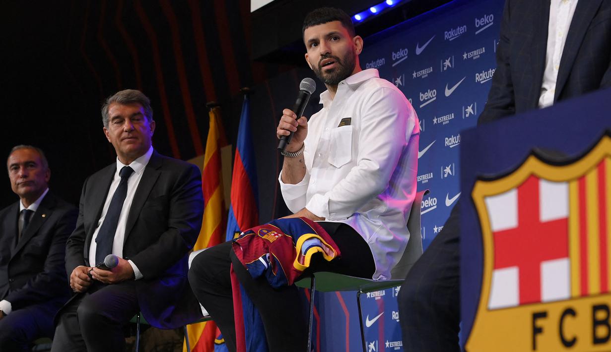 Sergio Aguero (kanan) menghadiri presentasi resminya sebagai pemain baru FC Barcelona di stadion Camp Nou, Barcelona (31/05/2021). Merka telah menandatangani kontrak hingga tahun 2023 dengan klausal pembelian 100 juta Euro. (Foto: AFP/Lluis Gene)