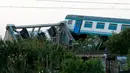 Petugas pemadam memeriksa kondisi kereta api yang menabrak sebuah truk di dekat wilayah Turin, Italia, Kamis (24/5). Berdasarkan laporan, kereta ini tengah melakukan perjalanan dari Turin dengan tujuan ke Ivrea. (AP/Antonio Calanni)