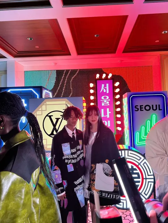 Penampilan kece Raline dilirik oleh Jaden Smith. Keduanya sempat berbincang akrab dan berfoto bersama [@ralineshah]