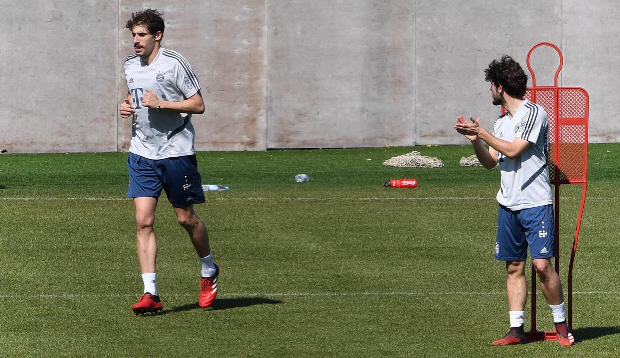 Para pemain Bayern Muenchen, Alvaro Odriozola dan Javi Martinez saat sesi latihan Senin (6/4/2020). Pemuncak klasemen sementara liga Jerman ini berlatih bersama untuk pertamakalinya sejak Bundesliga dihentikan pada 13 Maret karena virus corona. (AFP/Christof Stache)