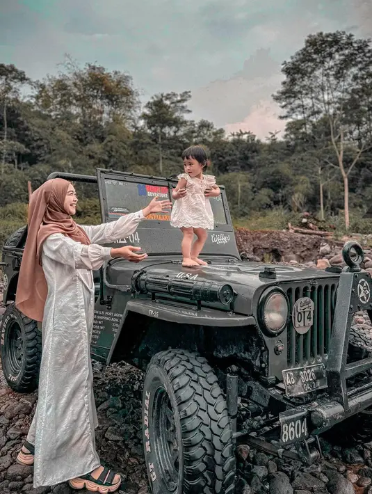 "Gak mau janji, cuma mau berusaha membuktikan ibu akan terus menjadi teman hidupnya Moana," katanya.  Foto: Instagram/riaricis1795]