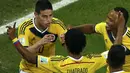 James Rodriguez (kiri) menjadi bintang pada laga Kolombia vs Uruguay dengan mencetak 2 gol, sekaligus mengantarkan timnya masuk ke babak delapan besar Piala Dunia 2014, (29/6/2014). (REUTERS/Fabrizio Bensch) 