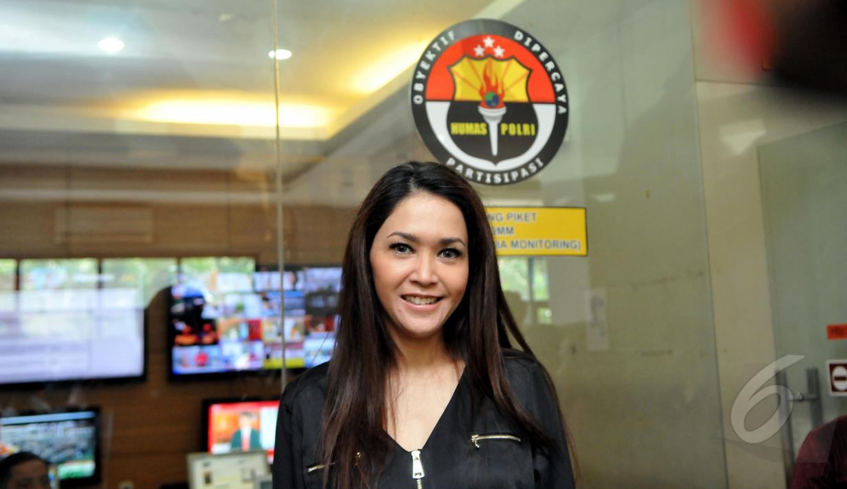 Artis Maia Estianty seusai menjadi pembicara dalam diskusi bertajuk "Prostitusi Artis" yang digelar Divisi Humas Mabes Polri, Jakarta, Selasa (12/5/2015). (Liputan6.com/Panji Diksana)