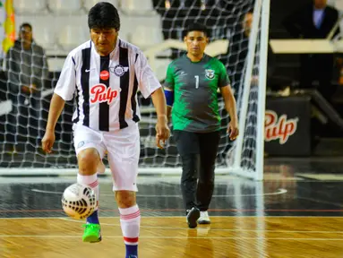 Presiden Bolivia Evo Morales mengontrol bola saat pertandingan persahabatan melawan anggota komunitas Bolivia setempat selama kunjungannya di Asunción, Paraguay, (14/8). (AFP Photo/Silvio Rojas)