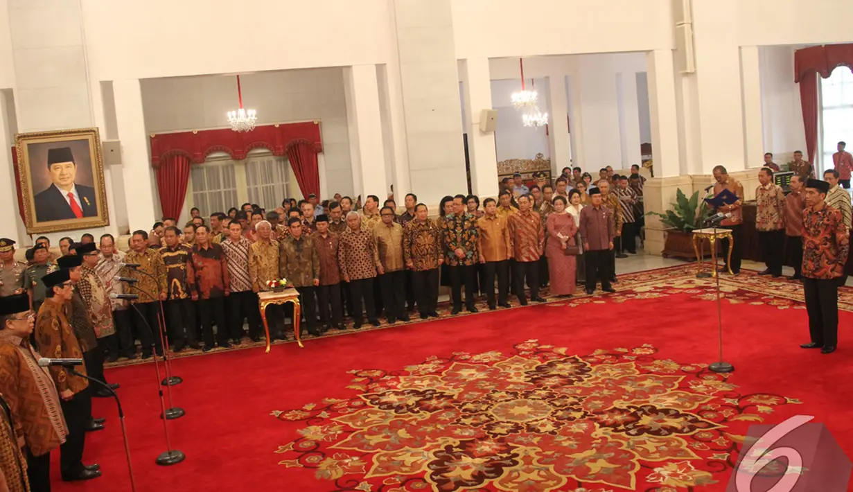 Suasana pelantikan para Menteri Kabinet Kerja di Istana Negara, Jakarta, Senin (27/10/2014). (Liputan6.com/Herman Zakharia)