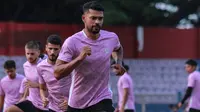 Brendon Lucas, bek didikan Palmeiras yang didatangkan Persik dari klub Liga Vietnam, Ho Chi Minh. Dia akan jadi palang pintu pertahanan di BRI Liga 1 2024/2025. (Bola.com/Gatot Sumitro)