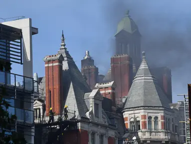 Asap hitam terlihat membubung dari atap Hotel Mandarin Oriental yang mengalami kebakaran di London, Inggris, Rabu (6/6). Sebanyak 20 unit pemadam kebakaran dan 120 petugas pemadam dikerahkan untuk menjinakkan api tersebut. (AFP / Ben STANSALL)