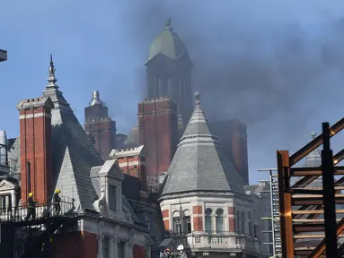 Asap hitam terlihat membubung dari atap Hotel Mandarin Oriental yang mengalami kebakaran di London, Inggris, Rabu (6/6). Sebanyak 20 unit pemadam kebakaran dan 120 petugas pemadam dikerahkan untuk menjinakkan api tersebut. (AFP / Ben STANSALL)