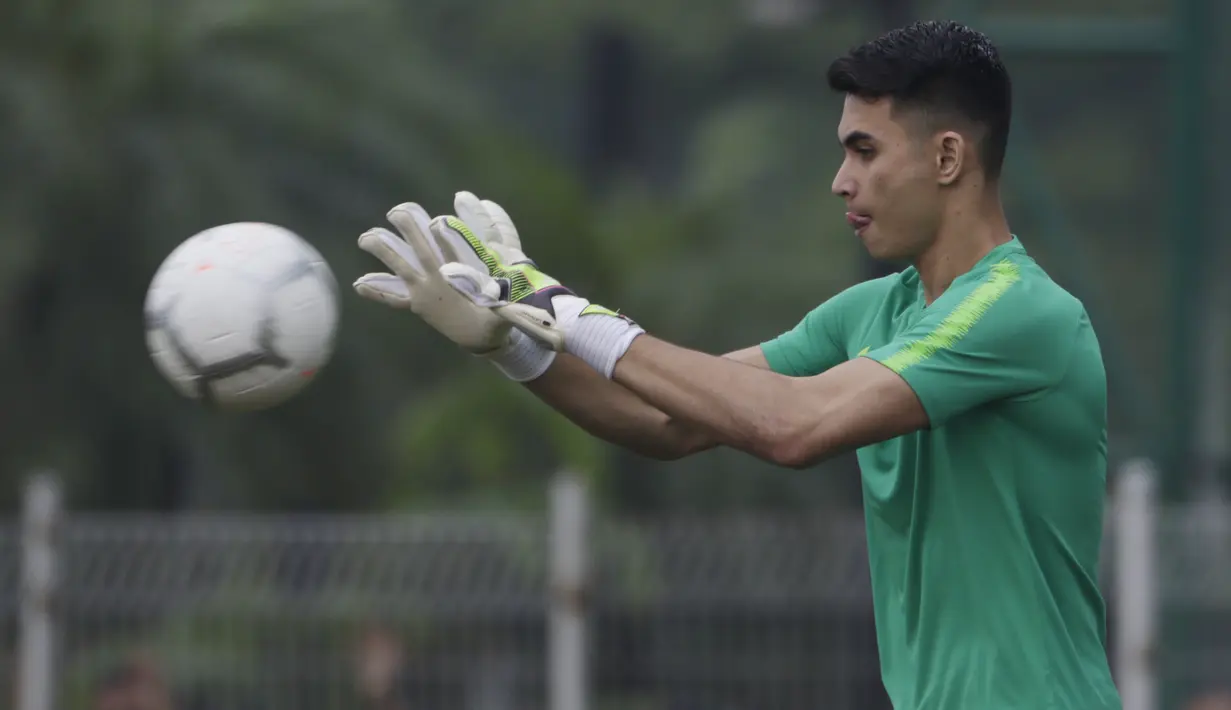 Kiper Timnas Indonesia U-22, Nadeo Argawinata, menangkap bola saat latihan di Lapangan ABC, Jakarta, Senin (14/1). Latihan ini merupakan persiapan jelang Piala AFF U-22. (Bola.com/Vitalis Yogi Trisna)