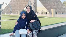 Meski pergi ke Mesir untuk menempuh pendidikan, kakak dari Ria Ricis ini tetap menyempatkan waktu berjalan-jalan sore di Kairo. Penampilan Oki dan putri sulungnya ini pun tak lepas dari perhatian netizen. (Liputan6.com/IG/@okisetianadewi)
