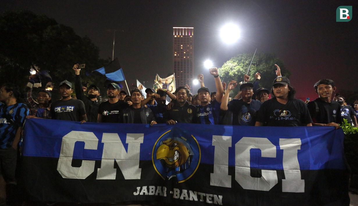 Suporter Inter Milan menghadiri acara nonton bareng partai puncak Liga Champions antara Manchester City melawan Inter Milan yang diselenggarakan oleh Inter Club Indonesia (ICI) di Tenis Indoor Senayan, Jakarta, Sabtu (10/6/2023). (Bola.com/Bagaskara Lazuardi)