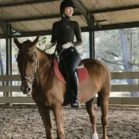 Ketika berkuda ia tampil dengan baju berkuda dari atasan turtle neck lengan panjang dipadukan celana panjang dan boots hitamnya yang serasi dengan helm. Tak lupa ia pun mengenakan sarung tangan putih.&nbsp;@anyageraldine