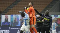 Kiper Inter Milan, Samir Handanovic (tengah), menangkap bola dari ancaman bek Napoli, Kalidou Koulibaly (kiri), dalam laga lanjutan Liga Italia 2020/21 Serie A pekan ke-12 di San Siro Stadium, Rabu (16/12/2020). Inter menang 1-0 atas Napoli. (AP/Luca Bruno)