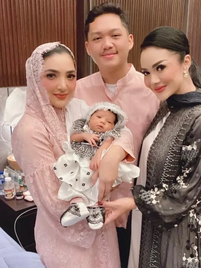 7 Gaya Busana Atta Halilintar dan Aurel Hermansyah di Aqiqah Ameena, Kompak Serba Monokrom