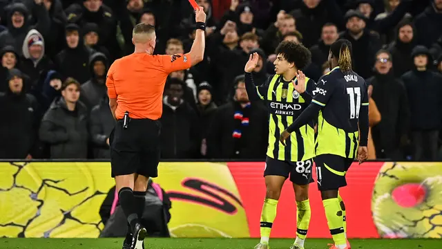 Pemain Manchester City Rico Lewis diganjar kartu merah saat melawan Palace